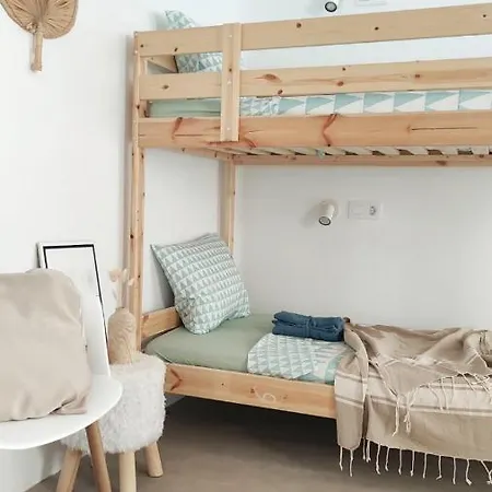 Nomad Surf House Albergue *